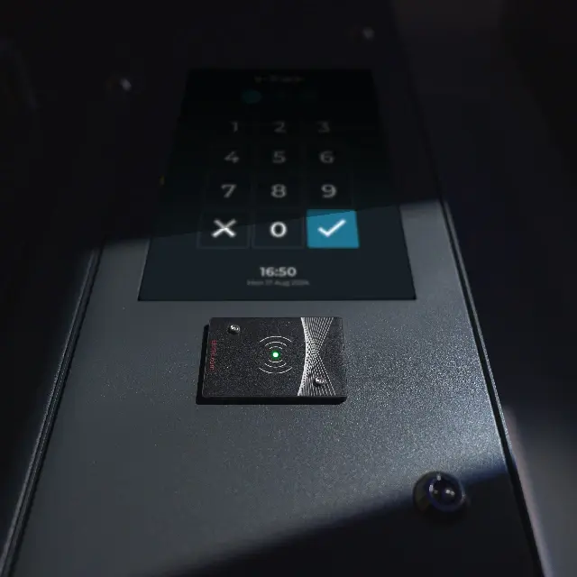 e-Track Cabinet Touchsceen